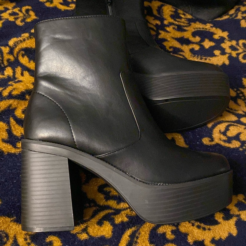 Black heeled boots